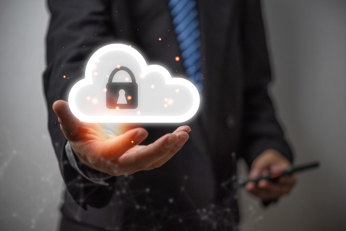 empresários nuvem segurança bloqueio cibernético é uma chave de proteção de dispositivo seguro de dispositivos importantes upload de dados de backup database.concept privacidade de prevenção de roubo de dados. foto