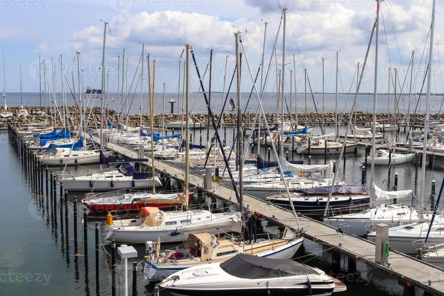 muitos barcos na marina em schilksee perto de kiel na alemanha. esporte de vela olímpica schilksee foto