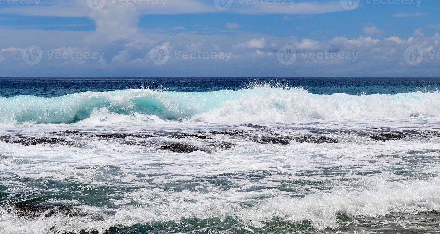 ondas deslumbrantes do oceano índico nas praias da ilha paradisíaca seychelles foto