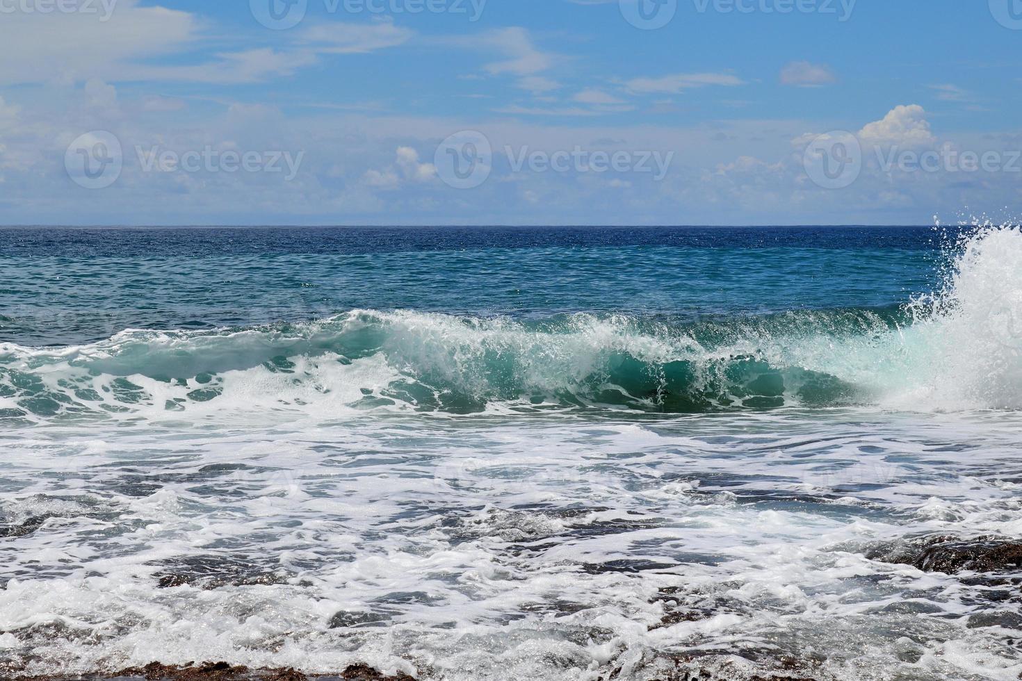 ondas deslumbrantes do oceano índico nas praias da ilha paradisíaca seychelles foto