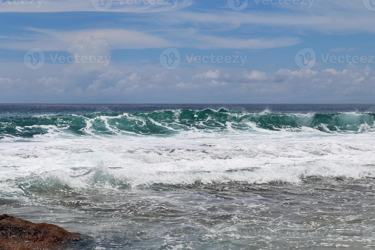 ondas deslumbrantes do oceano índico nas praias da ilha paradisíaca seychelles foto