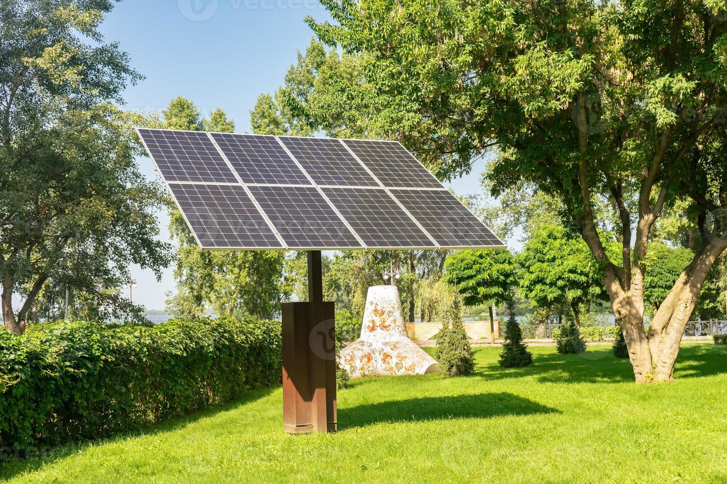 painéis solares em parque público, eco amigável, verde, conceito de energia renovável foto