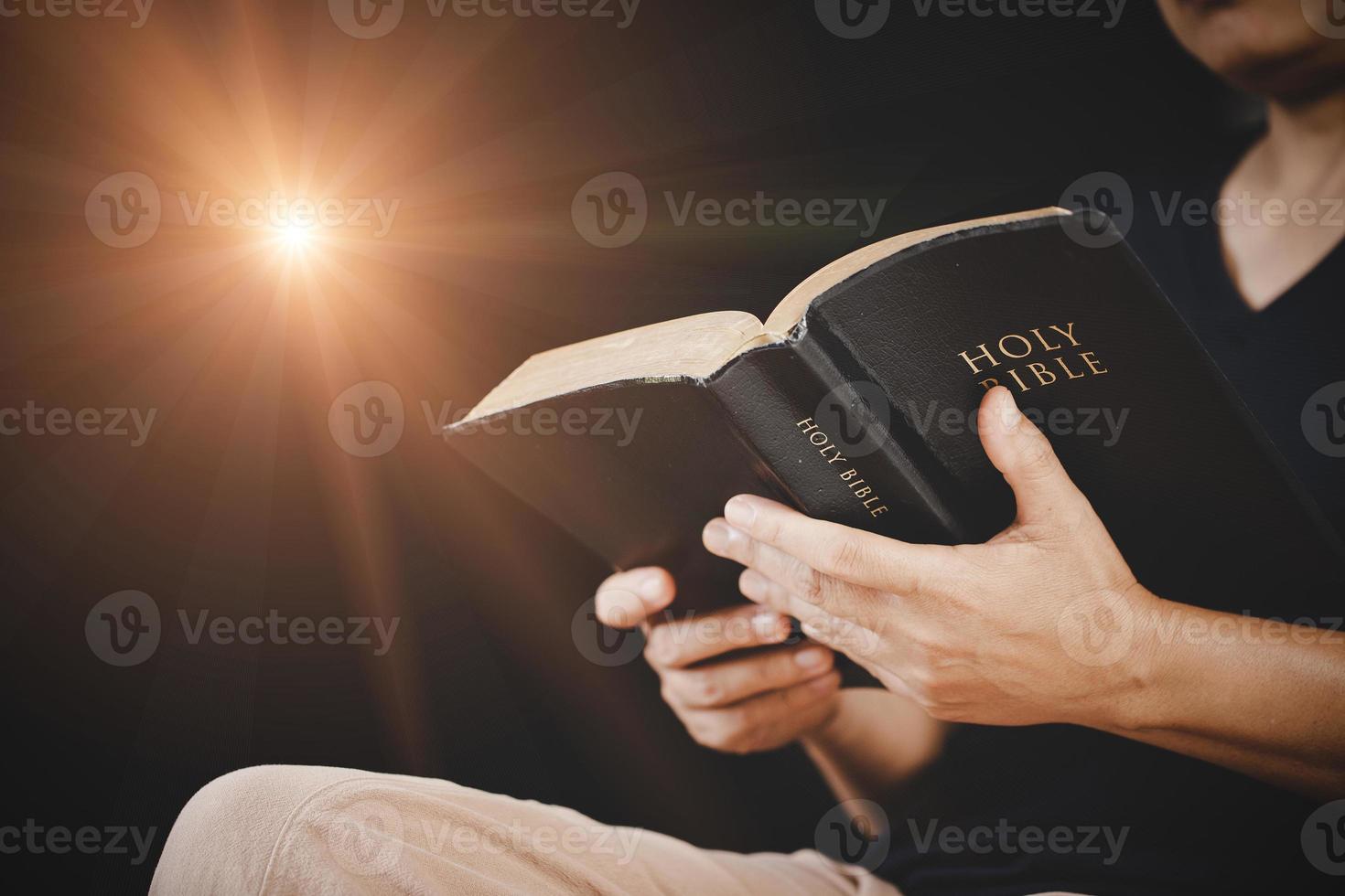 mão de pessoa jovem segurando a bíblia sagrada com estudo em casa. livro de leitura cristão feminino adulto na igreja. menina aprendendo religião espiritualidade com rezar a deus. conceito de fé de educação estudantil. foto