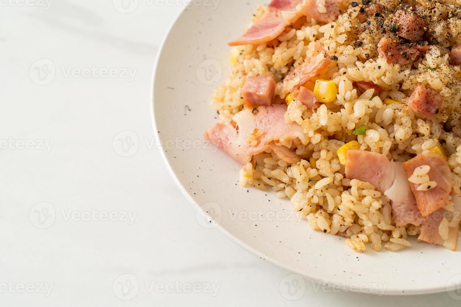 arroz frito com presunto de bacon e pimentão preto foto