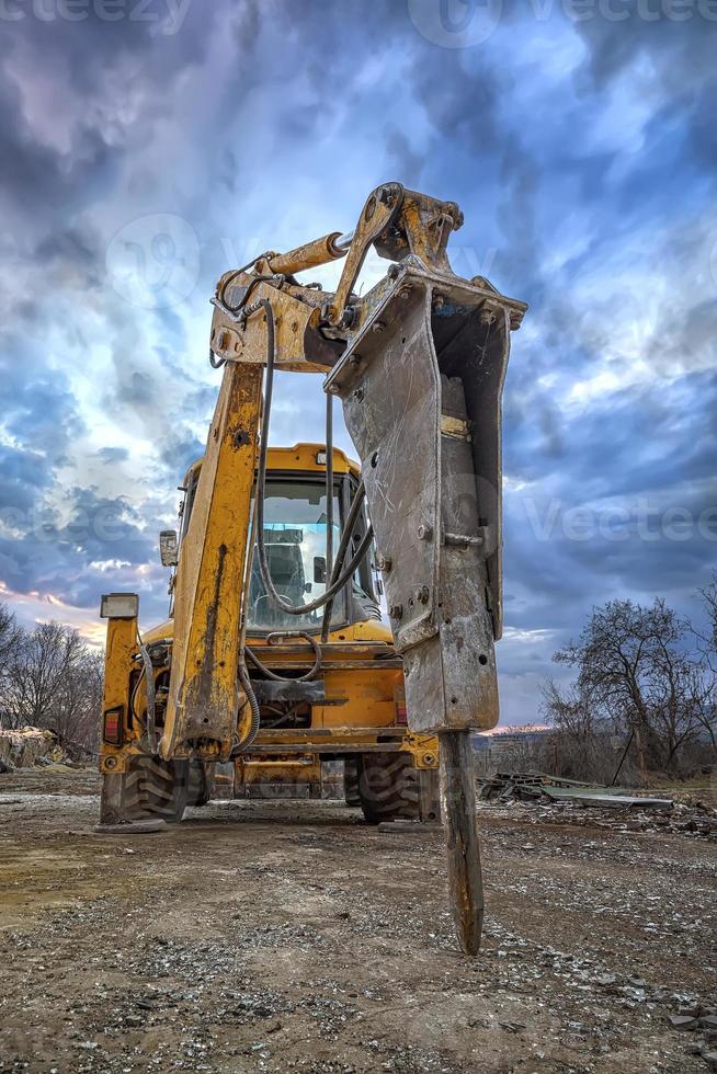 escavadeira com martelo demolidor hidráulico para a destruição de concreto e rocha dura no canteiro de obras ou na pedreira. equipamento de demolição foto