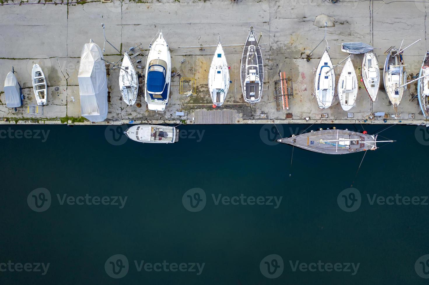 vista aérea superior por drone de iates ou pequenos barcos. iate e barcos estão ancorados no cais. estacionamento foto