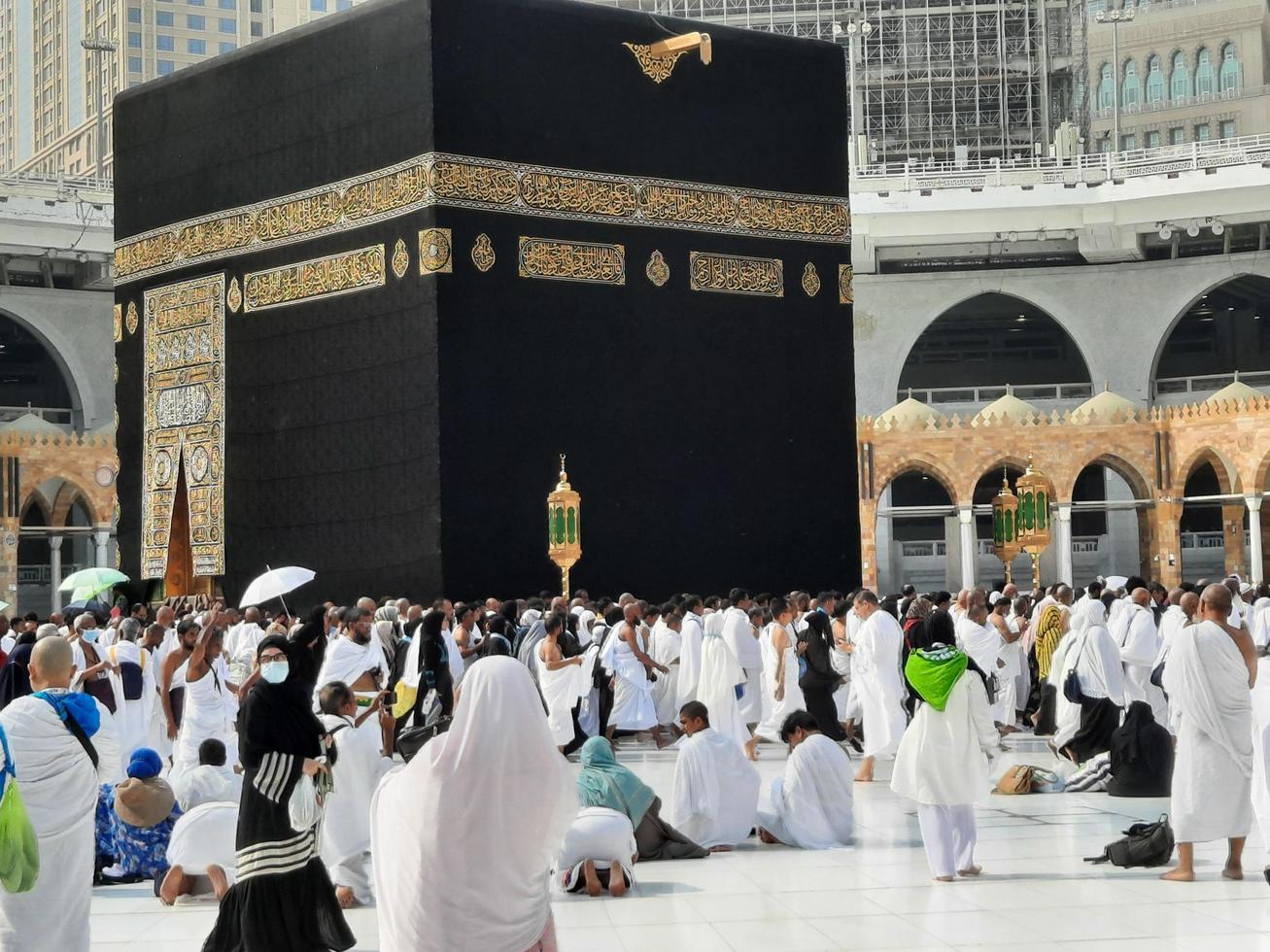 meca, arábia saudita, setembro de 2022 - peregrinos de todo o mundo estão realizando tawaf na masjid al haram em meca. foto
