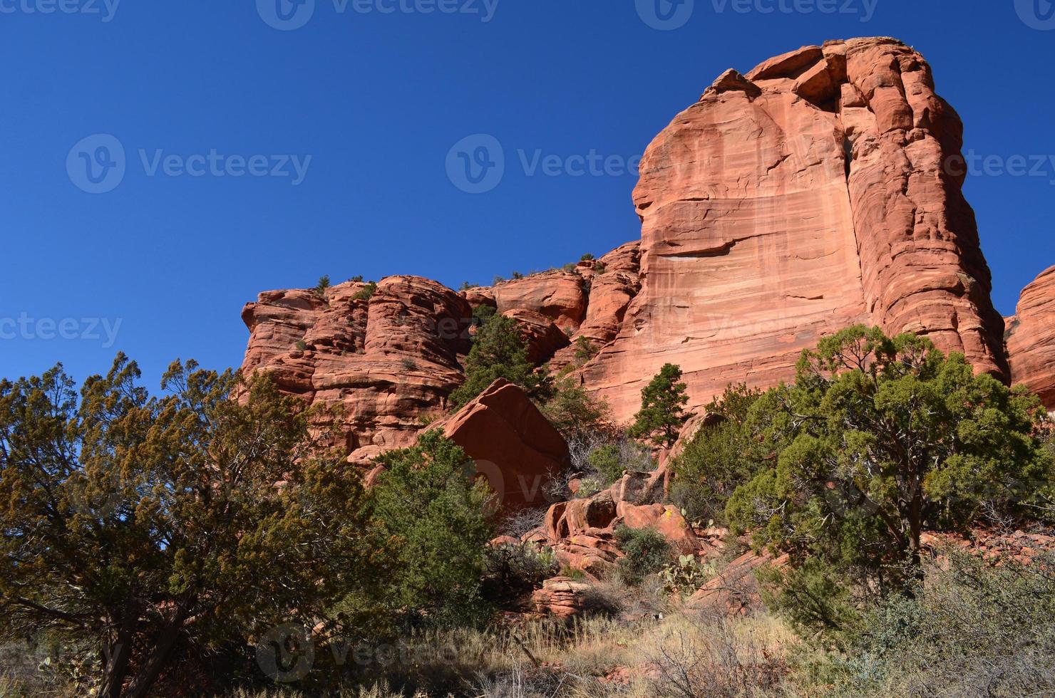 bela formação rochosa vermelha em sedona arizona foto