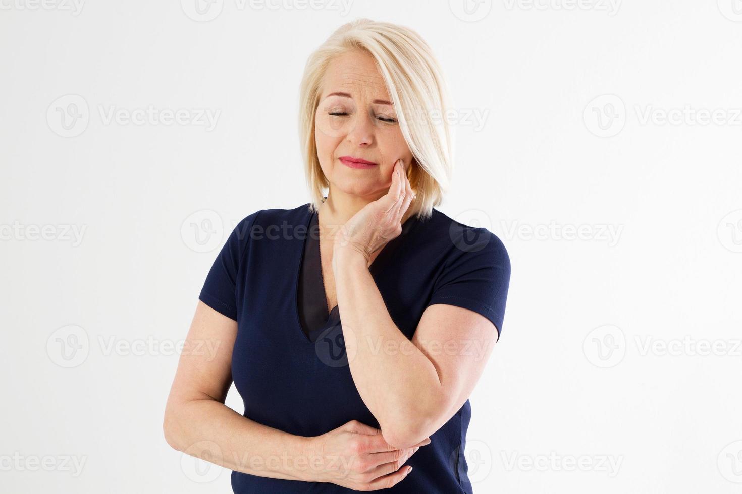 mulher com dor de dente, mulher de meia idade atraente pressionando sua bochecha machucada com uma expressão dolorosa como se estivesse tendo uma terrível dor de dente. conceito de dor de dente feminino, conceito de odontologia de medicina foto