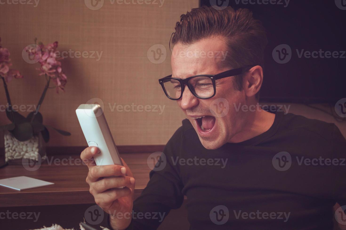 homem frustrado gritando ao telefone no escritório. foto