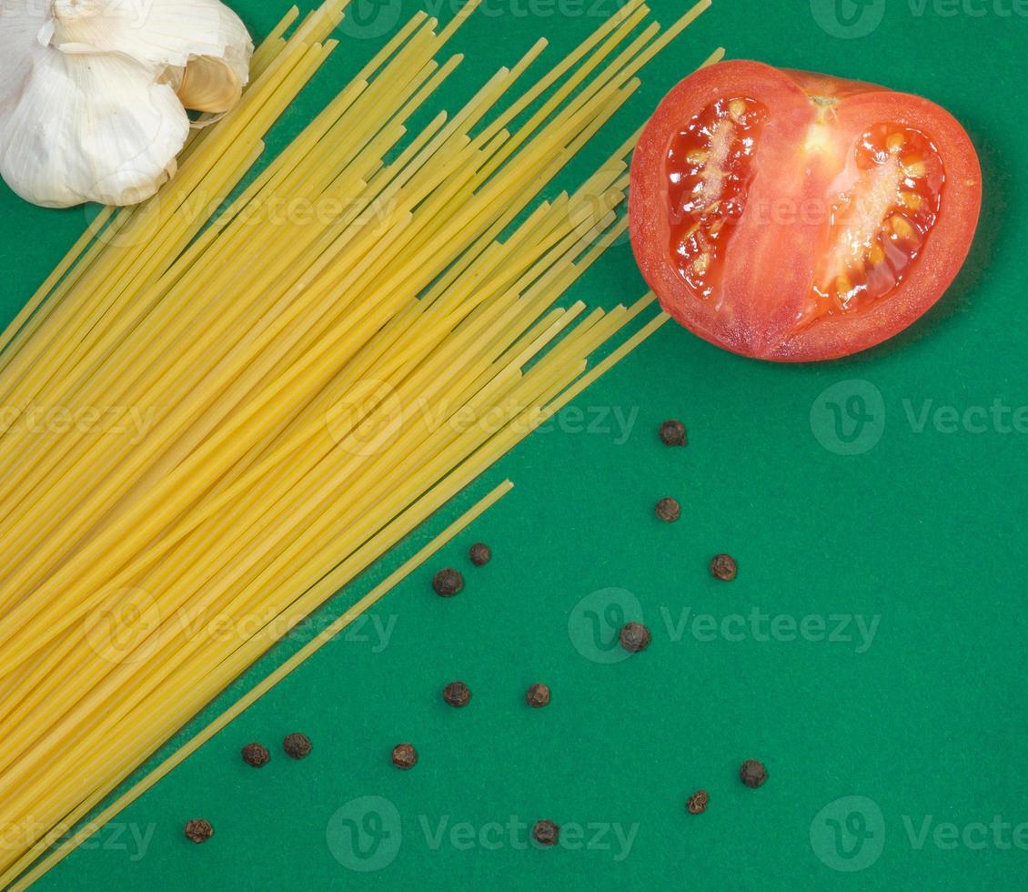 espaguete, alho e meio tomate. foto
