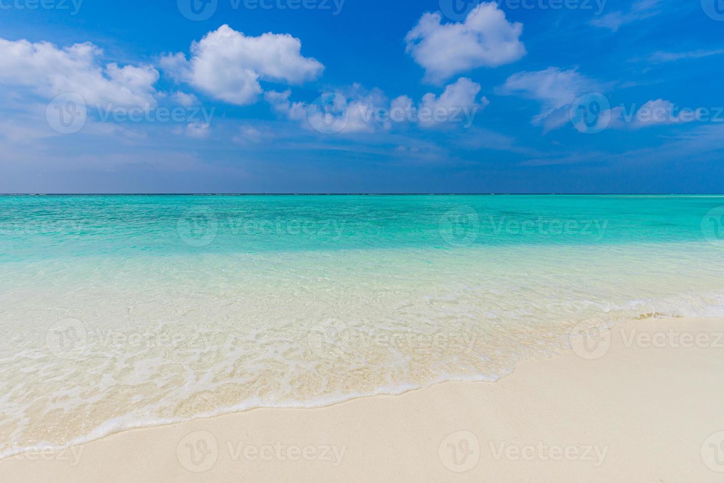 onda do mar azul, lagoa oceânica, espuma branca, praia de areia, água turquesa do oceano close-up, férias de verão. cenário de férias na ilha tropical, modelo de design de banner de viagens turísticas, espaço de cópia foto