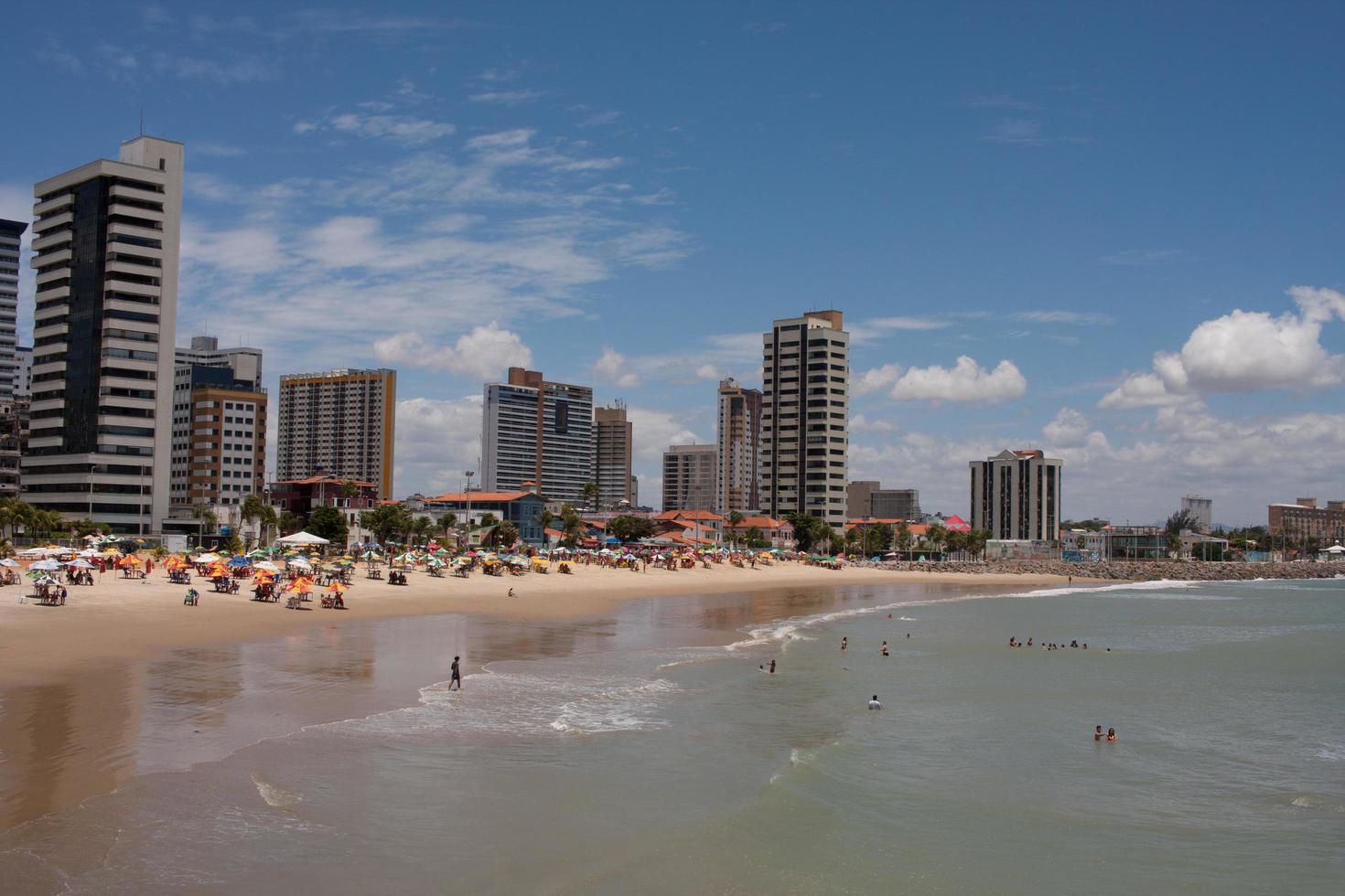 fortaleza ceara, brasil, 13 de setembro de 2022 um trecho de praia em fortaleza, brasil conhecida como praia de iracema no bairro meireles foto