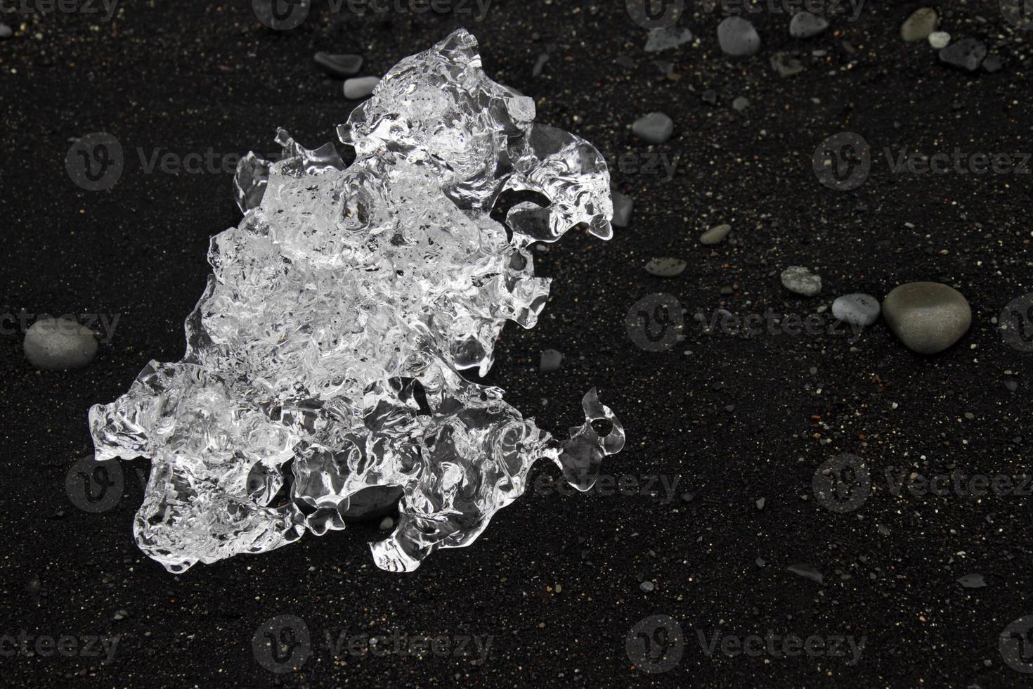 blocos de gelo glacial lavados em terra em Diamond Beach, Islândia foto