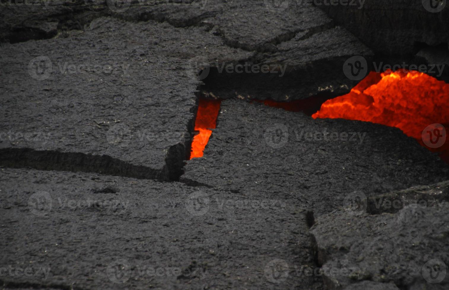 vislumbres de lava perto do mais novo vulcão da Islândia, geldingadalir foto