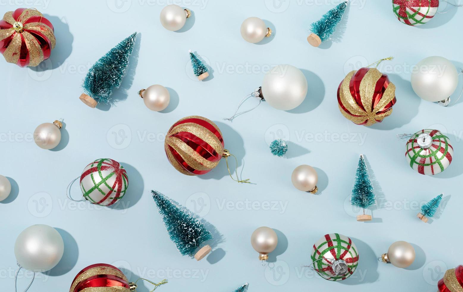 bolas de natal brilhantes vermelhas e brancas em fundo azul pastel, padrão foto