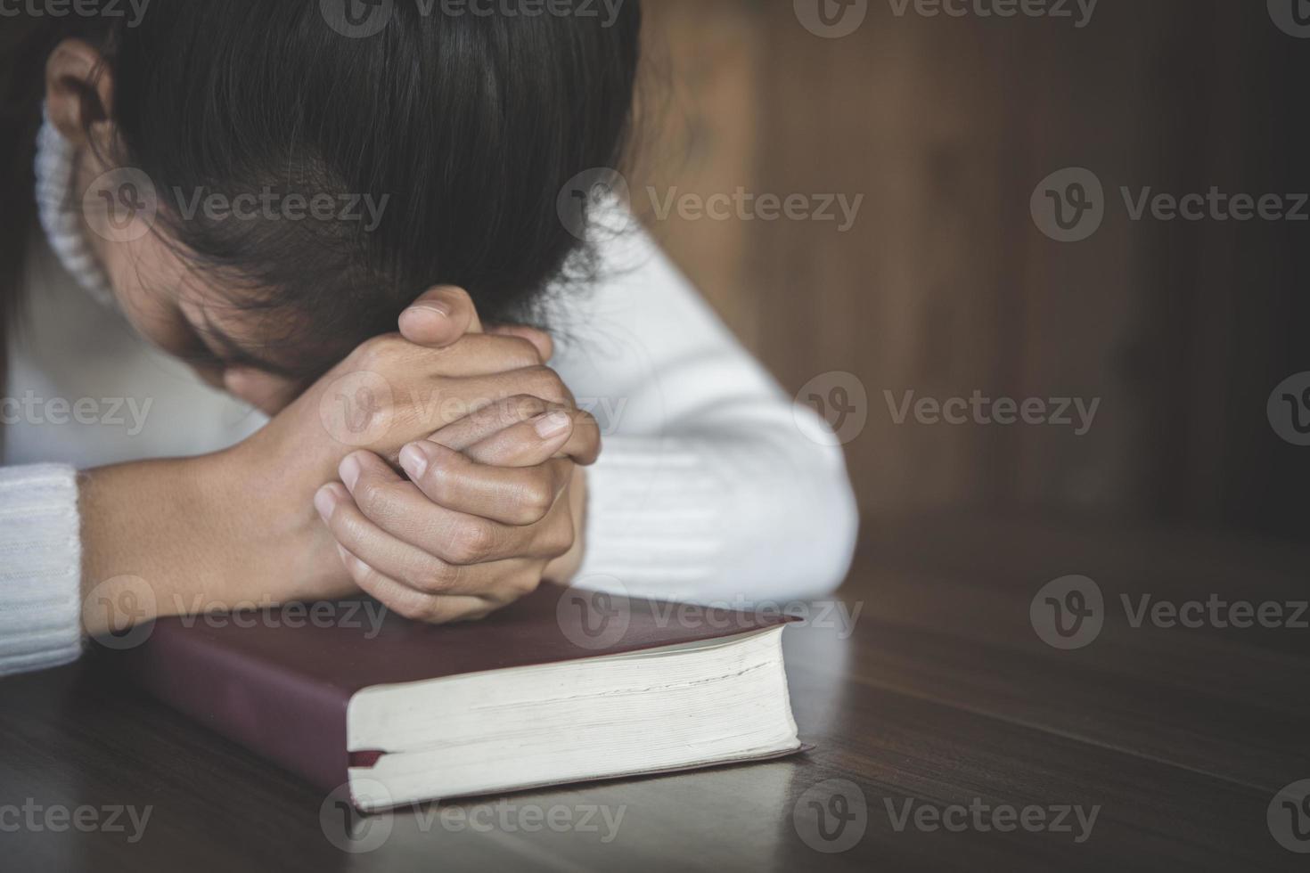 mãos rezando. eucaristia terapia abençoe deus ajudando a se arrepender católico páscoa quaresma mente orar. fundo do conceito de religião cristã. foto