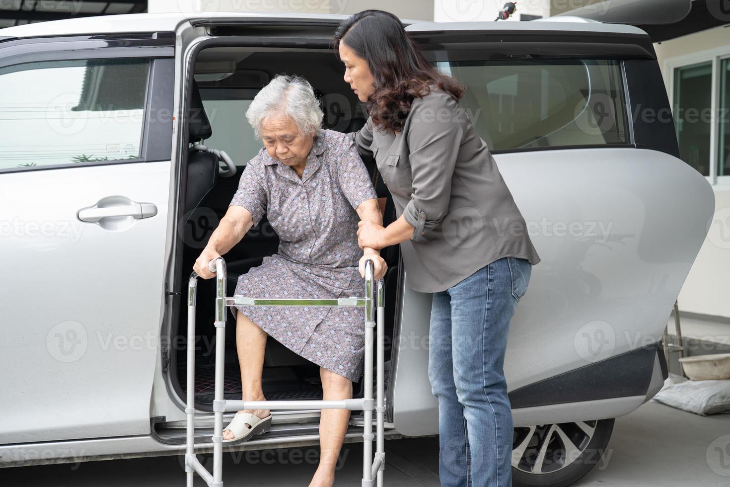 filha do cuidador ajudar e apoiar o paciente asiático sênior ou idosa senhora idosa preparar sair do carro. foto