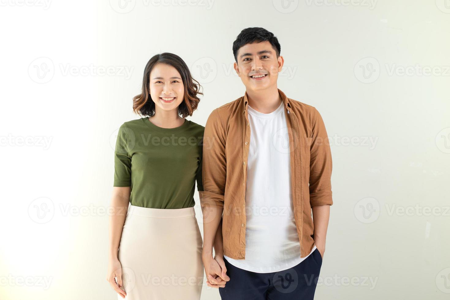 retrato de casal feliz isolado no fundo branco. homem atraente e mulher sendo brincalhão. foto