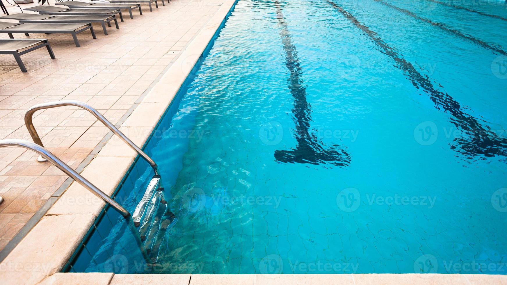 piscina ao ar livre com água azul foto