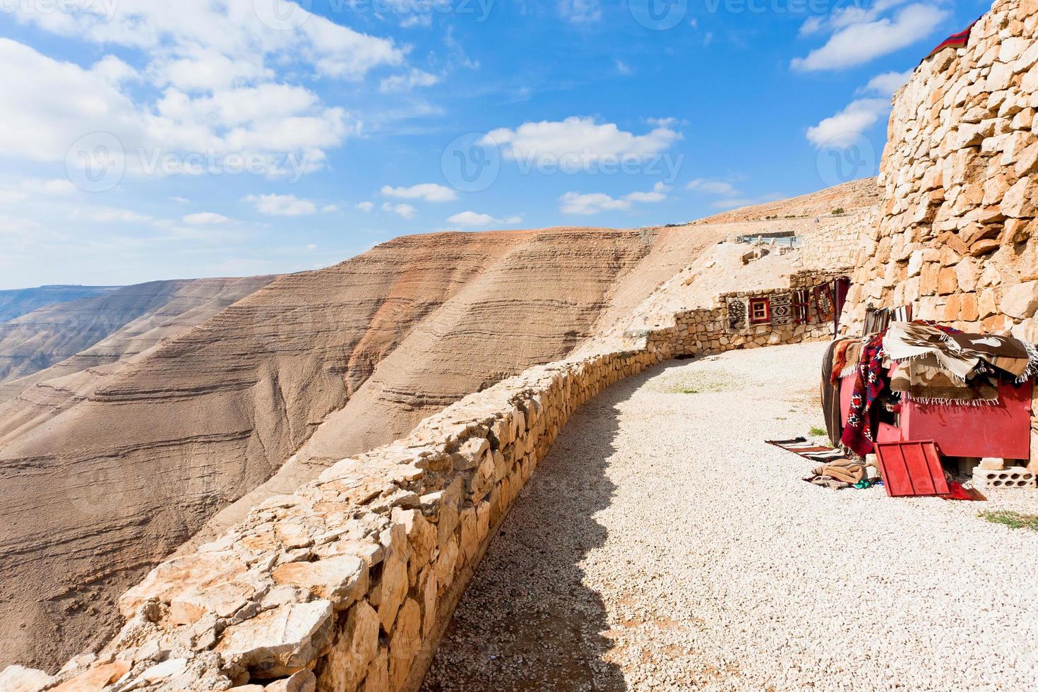 tapetes beduínos na parede de pedra na montanha da jordânia foto
