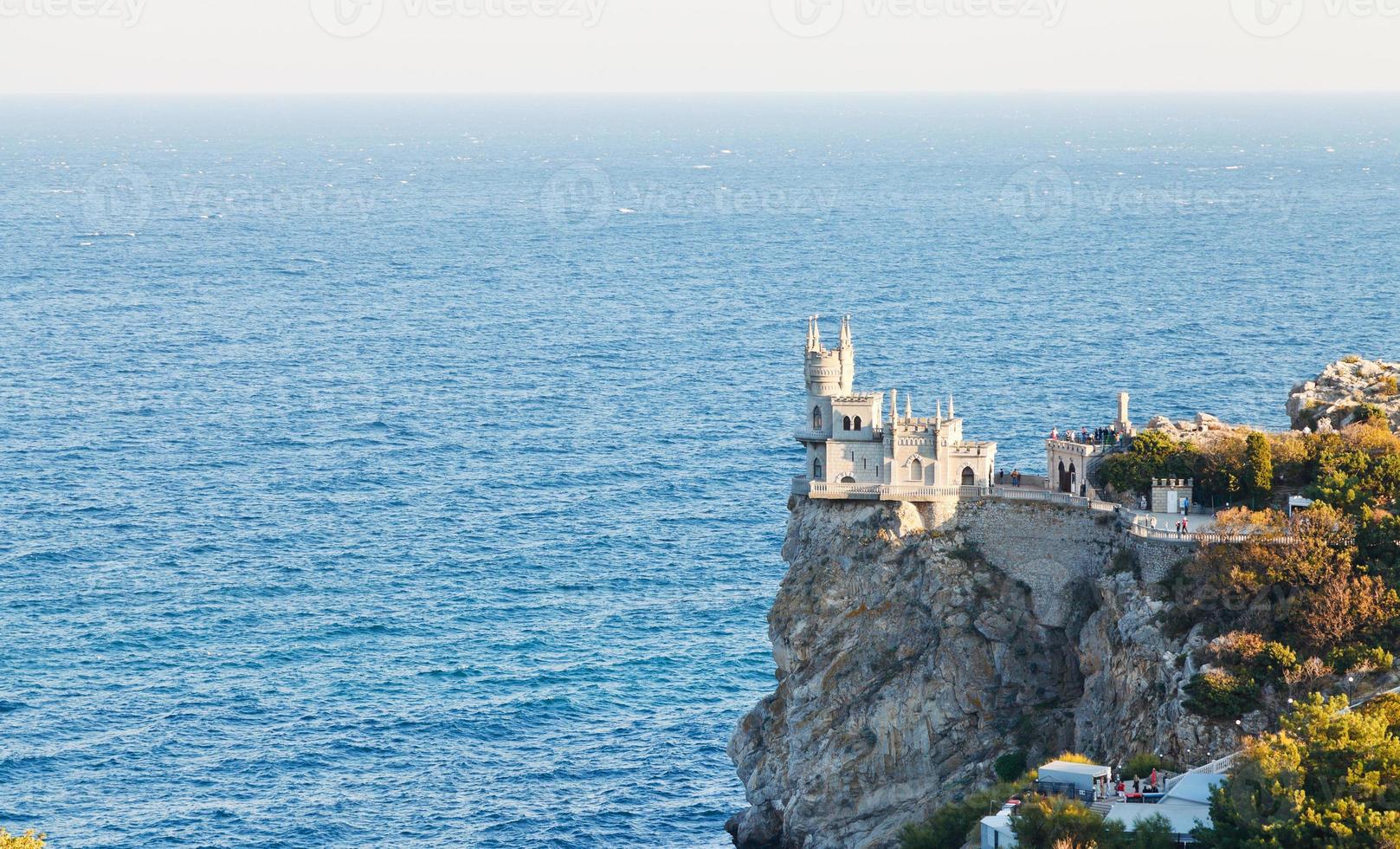 castelo ninho de andorinha na costa sul da criméia foto