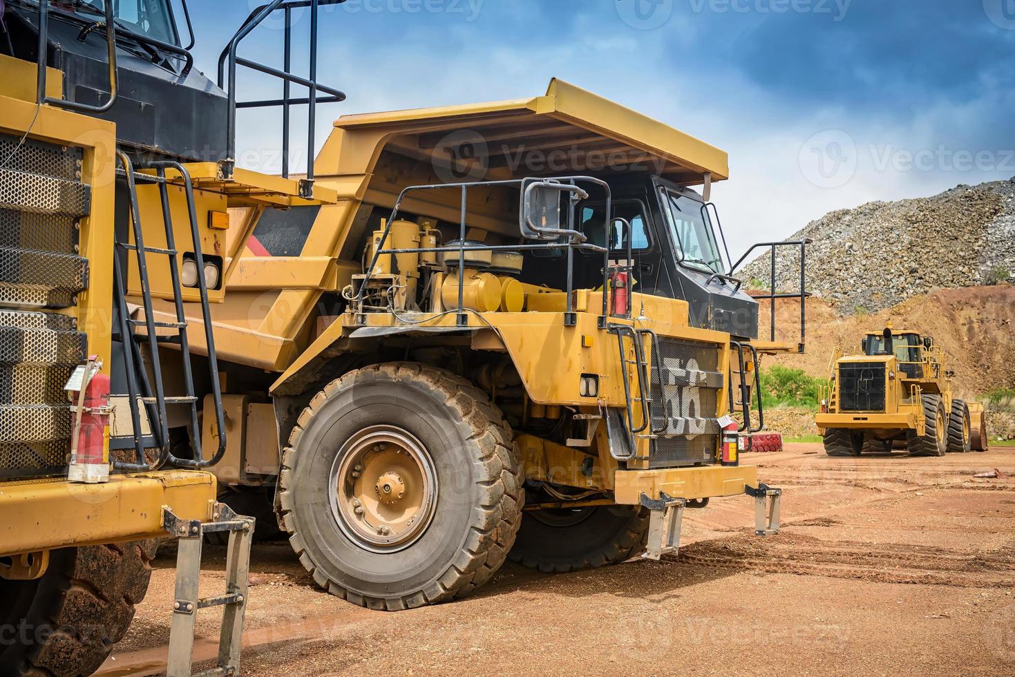 indústria de minas a céu aberto, caminhão de mineração amarelo grande para antracite de carvão. foto