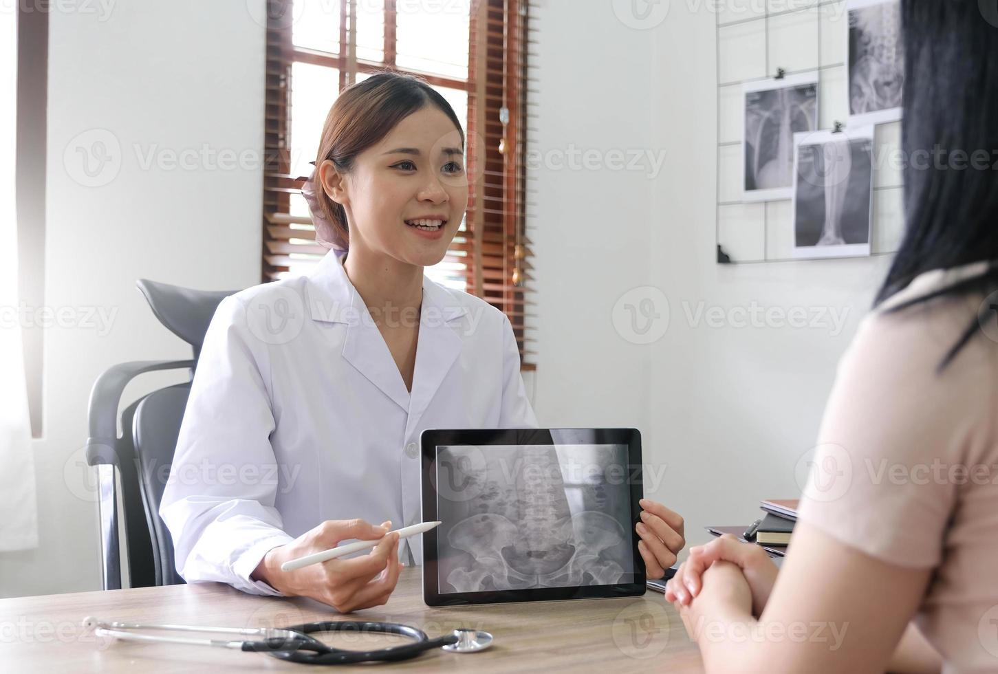 médico e paciente discutem resultados de radiografia de tórax em tablet digital no escritório de clínicas foto