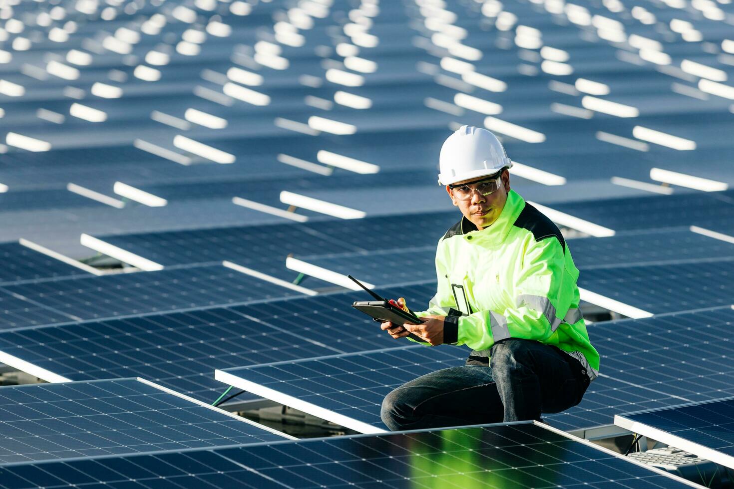 o retrato de um jovem engenheiro verifica painéis solares fotovoltaicos. conceito. serviço de eletricidade de tecnologia de energia renovável, energia verde. foto