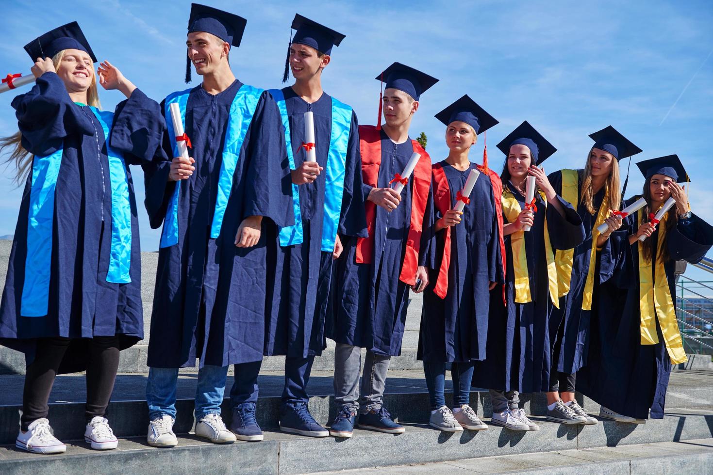 grupo de estudantes jovens graduados foto