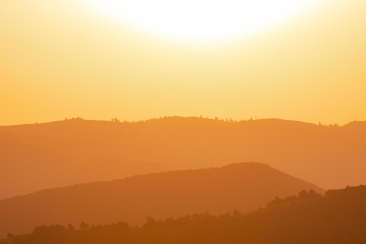 pôr do sol dourado no verão foto