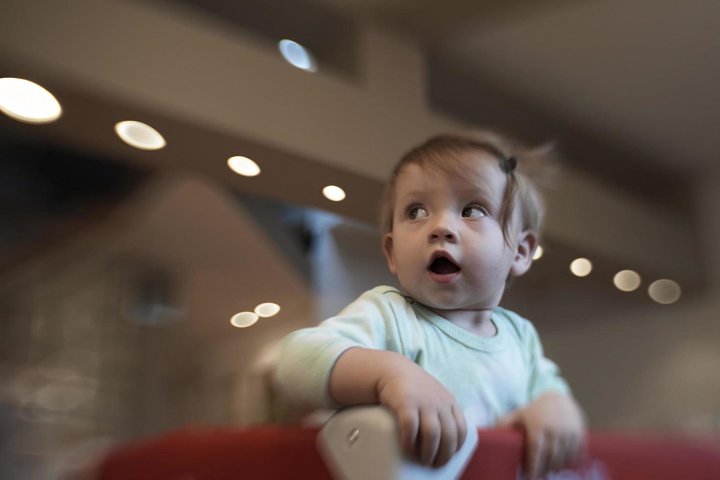 bebezinho brincando na cama móvel foto