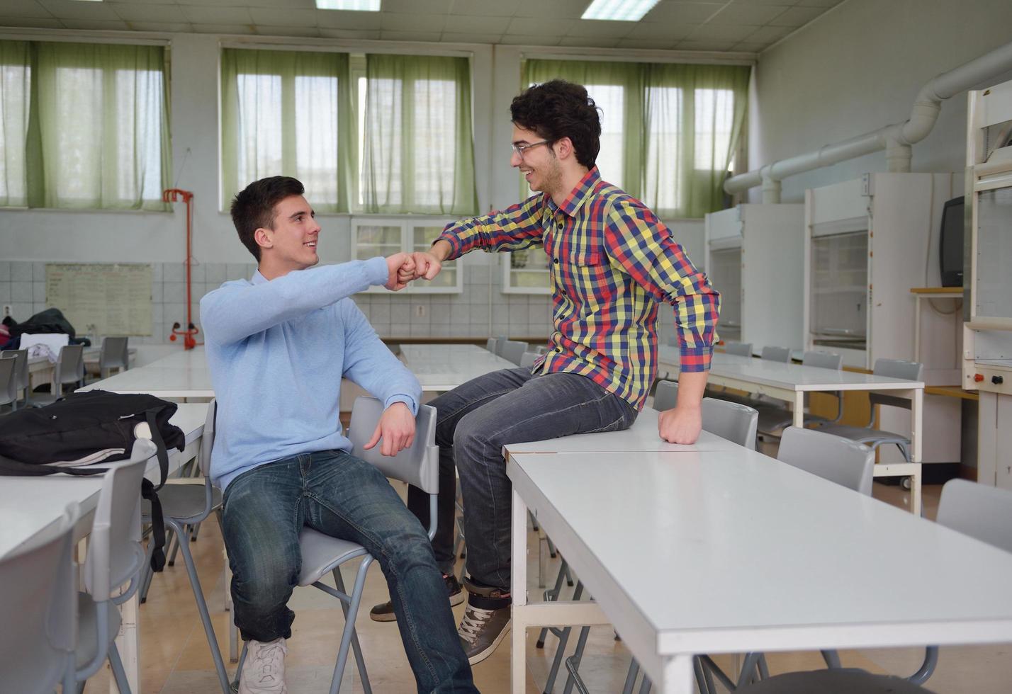 grupo de adolescentes felizes na escola foto