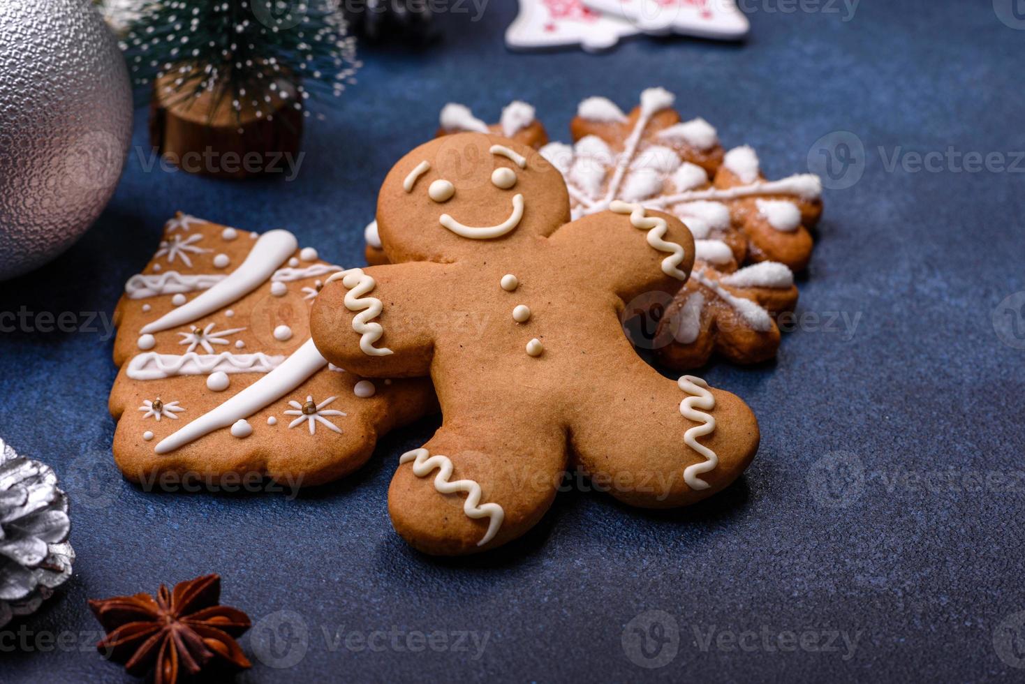 composição de natal com biscoitos de gengibre, brinquedos de natal, pinhas e especiarias foto