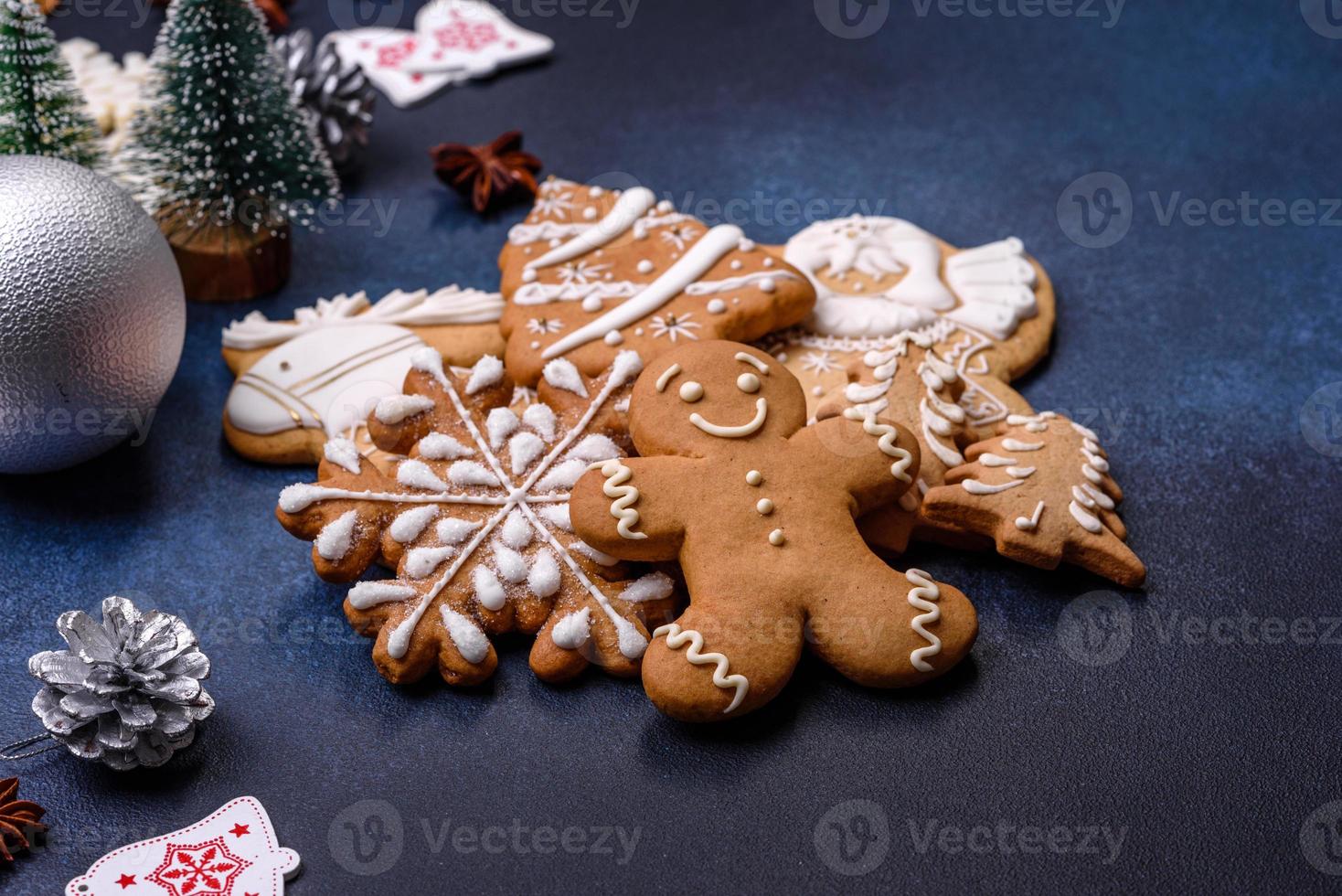 composição de natal com biscoitos de gengibre, brinquedos de natal, pinhas e especiarias foto