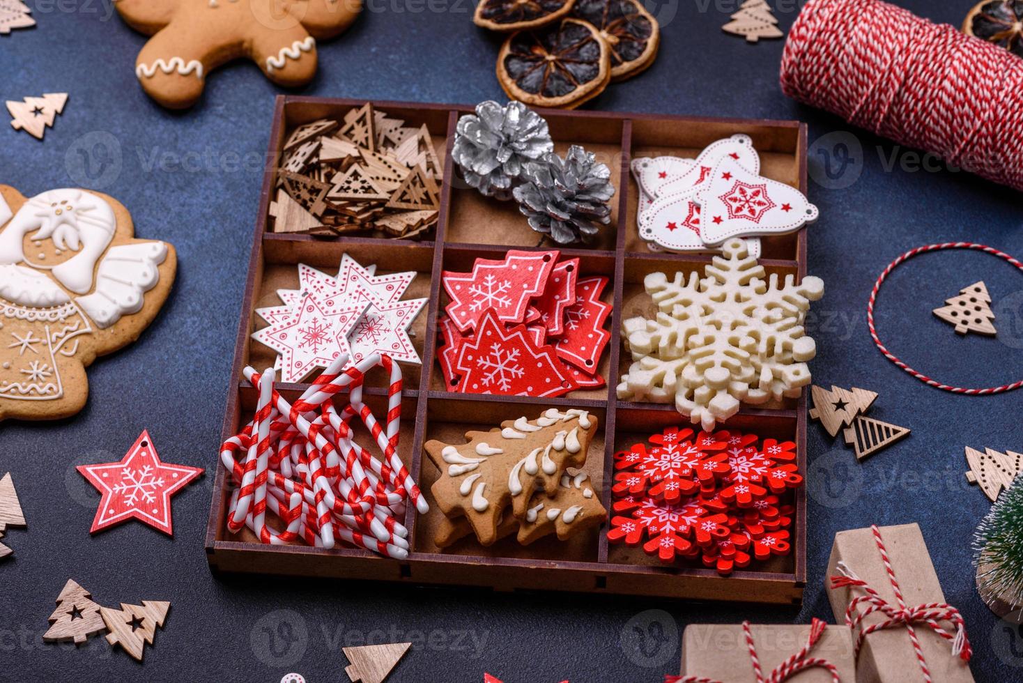 composição de natal com biscoitos de gengibre, brinquedos de natal, pinhas e especiarias foto