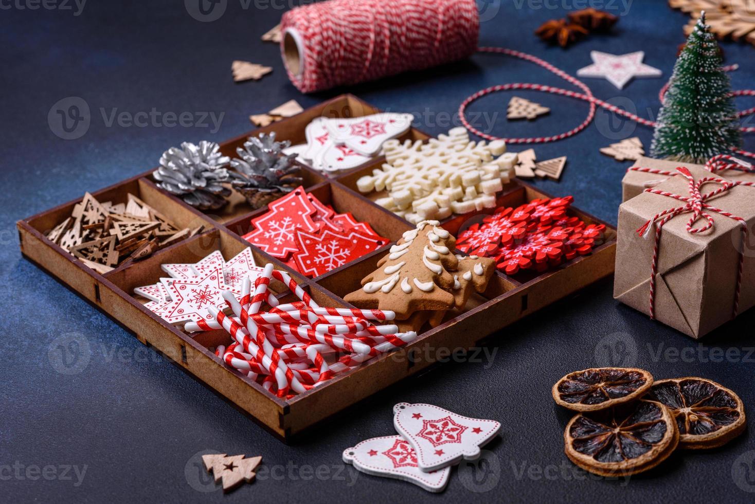 composição de natal com biscoitos de gengibre, brinquedos de natal, pinhas e especiarias foto