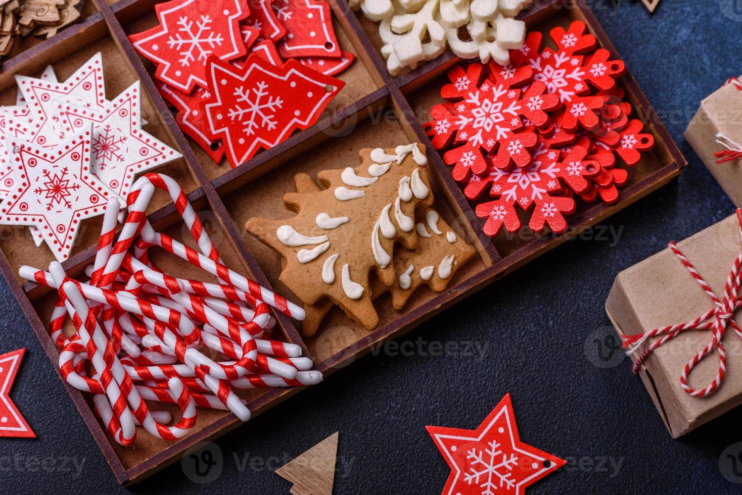 composição de natal com biscoitos de gengibre, brinquedos de natal, pinhas e especiarias foto