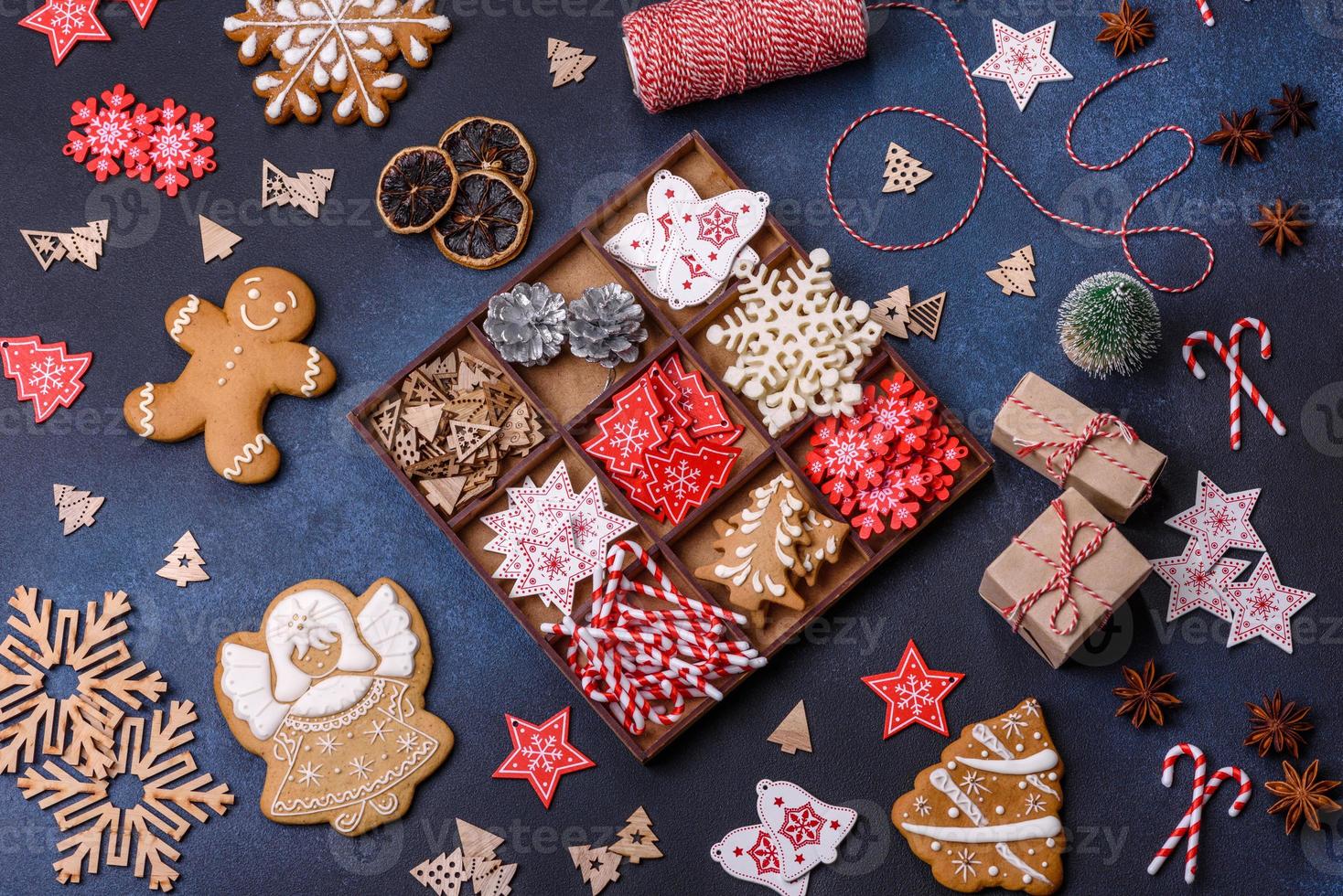 composição de natal com biscoitos de gengibre, brinquedos de natal, pinhas e especiarias foto