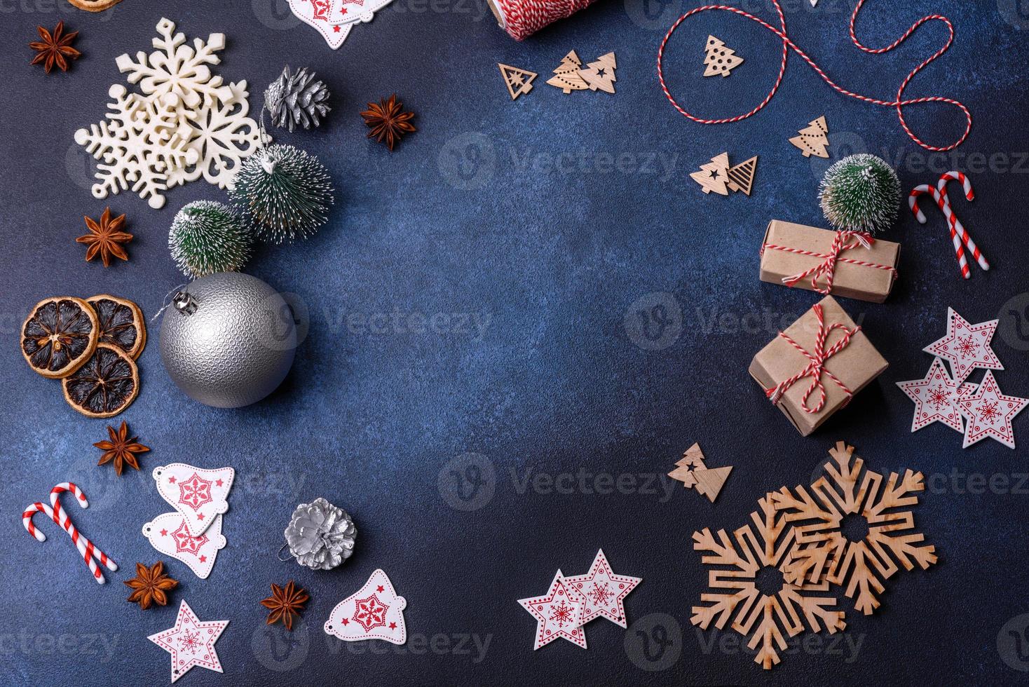 composição de natal com biscoitos de gengibre, brinquedos de natal, pinhas e especiarias foto