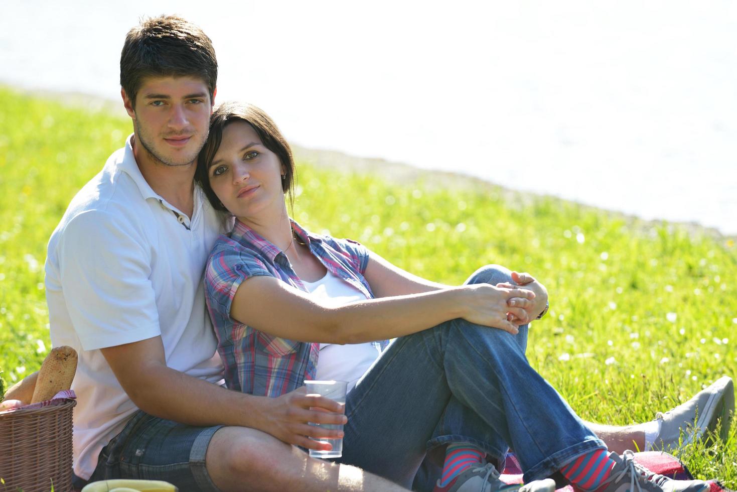 casal jovem feliz fazendo um piquenique ao ar livre foto