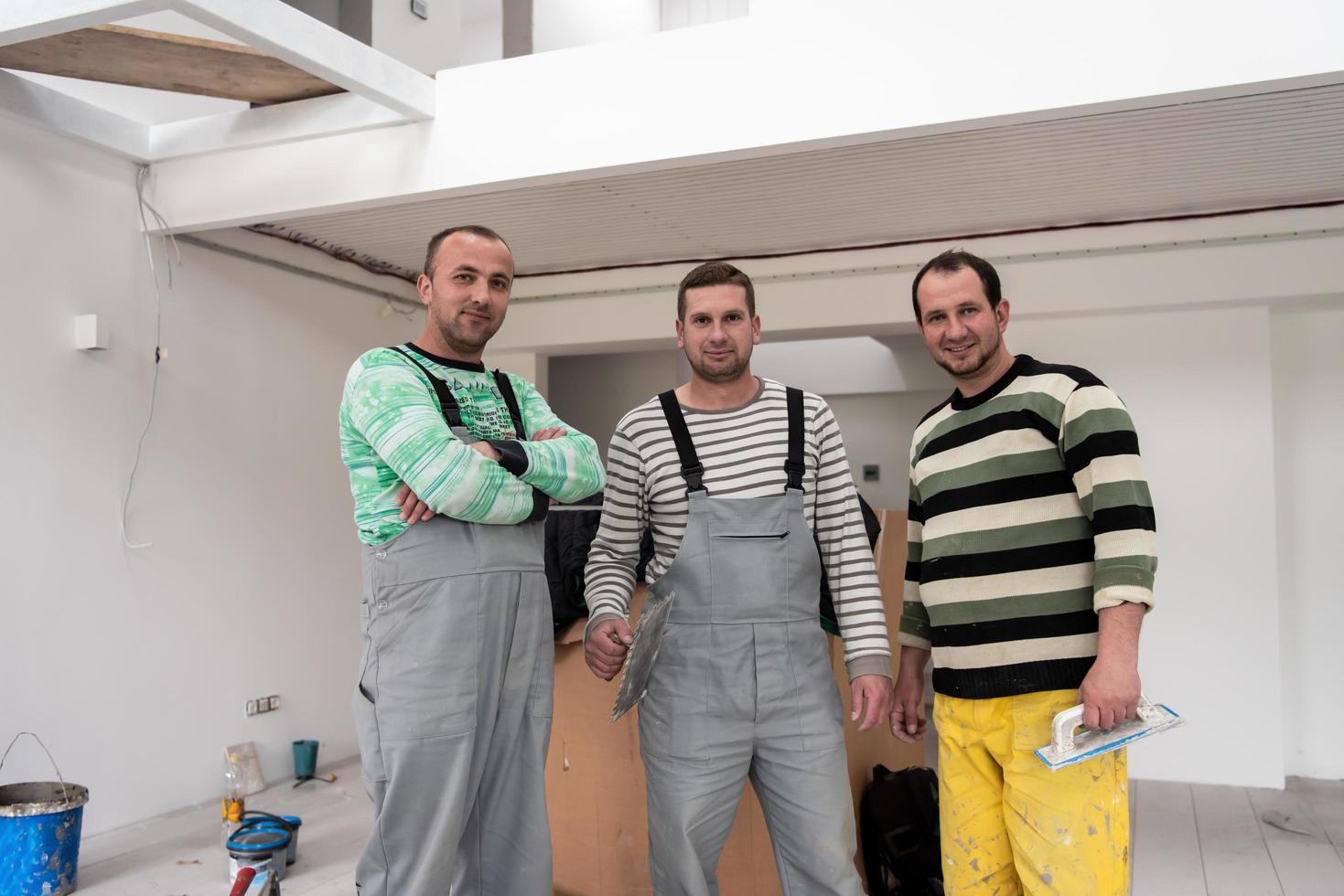 retrato de trabalhadores e construtores em apartamento foto