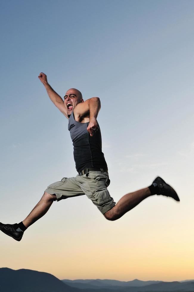 homem pular pôr do sol ao ar livre foto