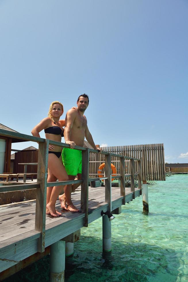 casal jovem feliz nas férias de verão se divertir e relaxar foto