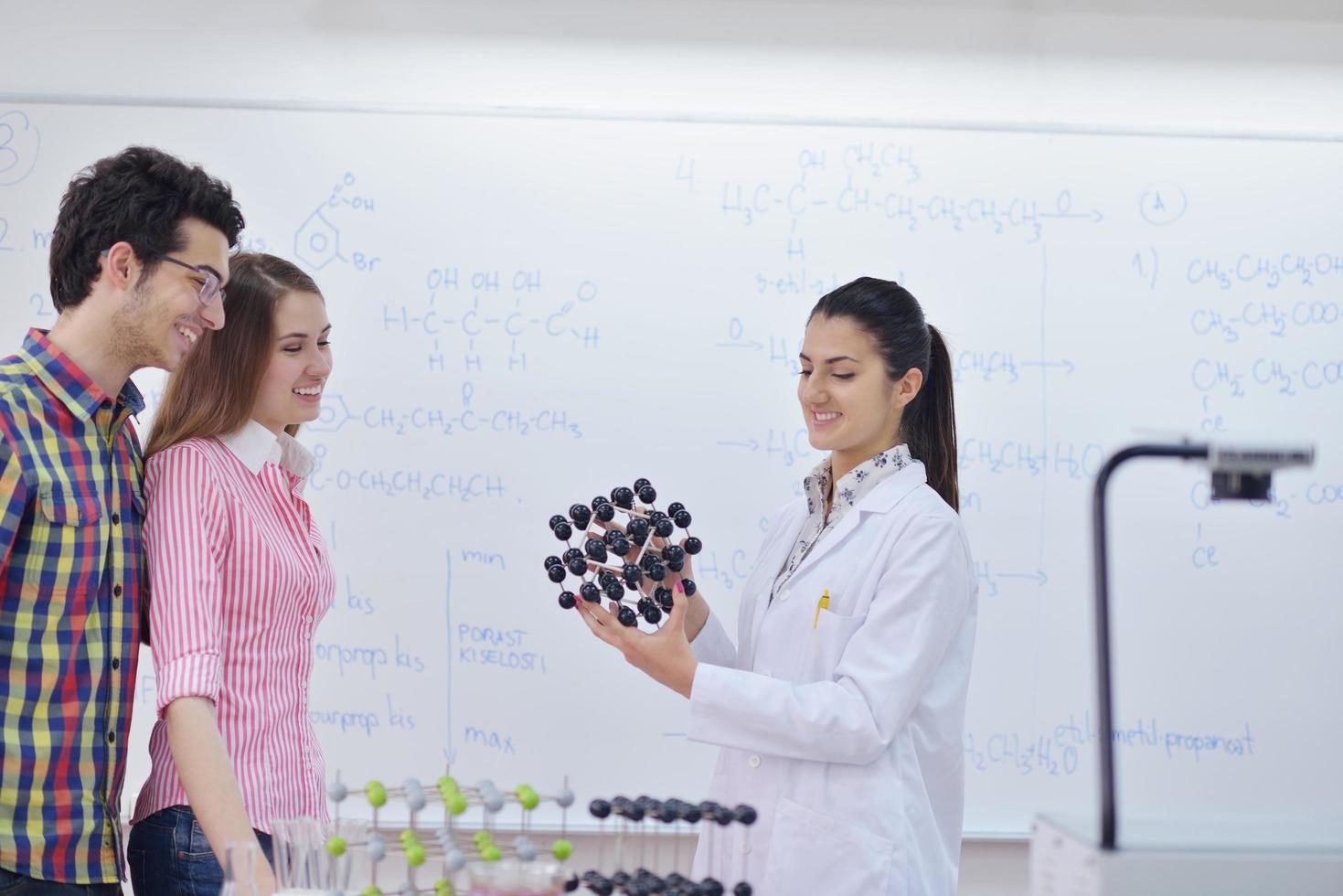 grupo de adolescentes felizes na escola foto