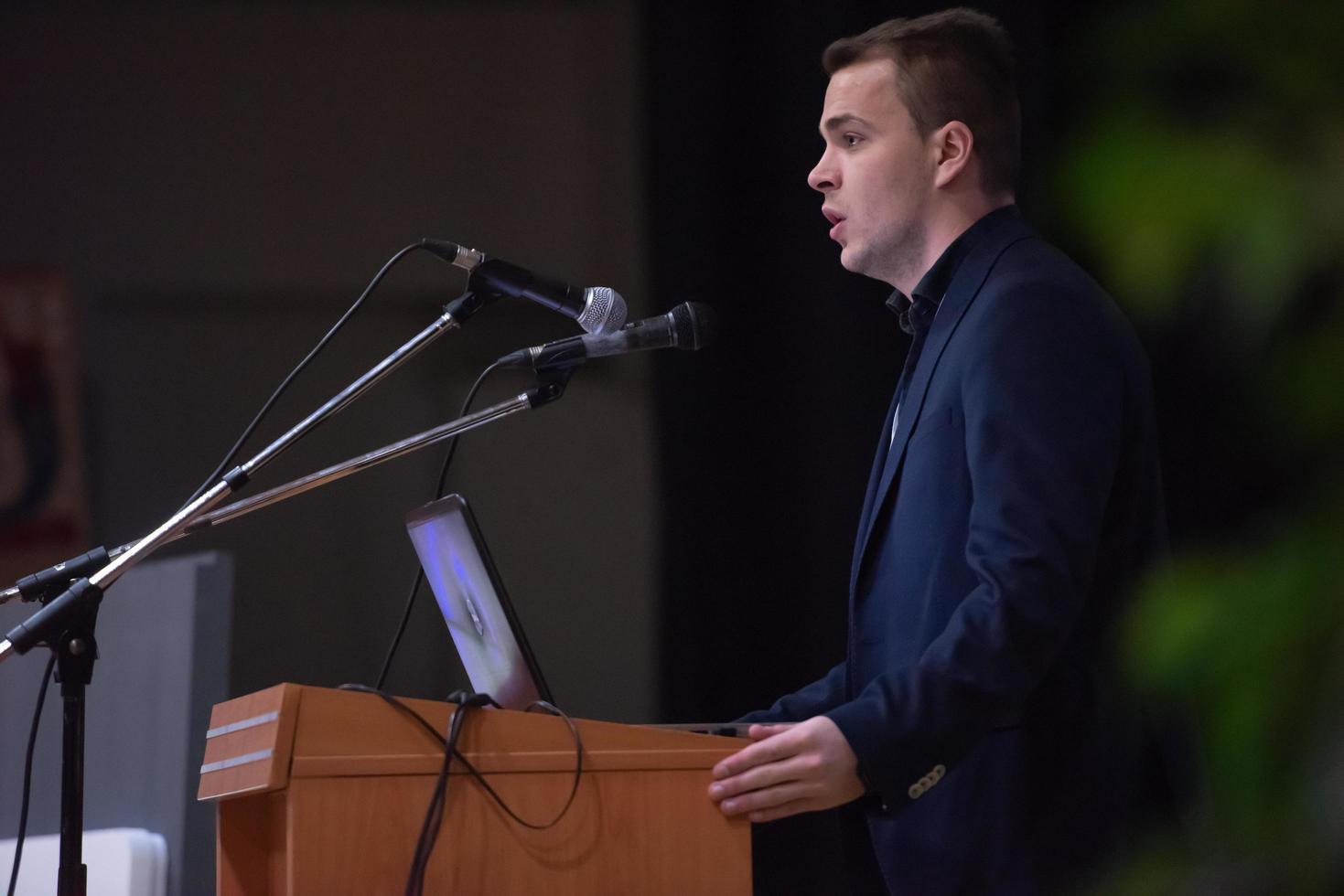 empresário dando apresentações na sala de conferências foto