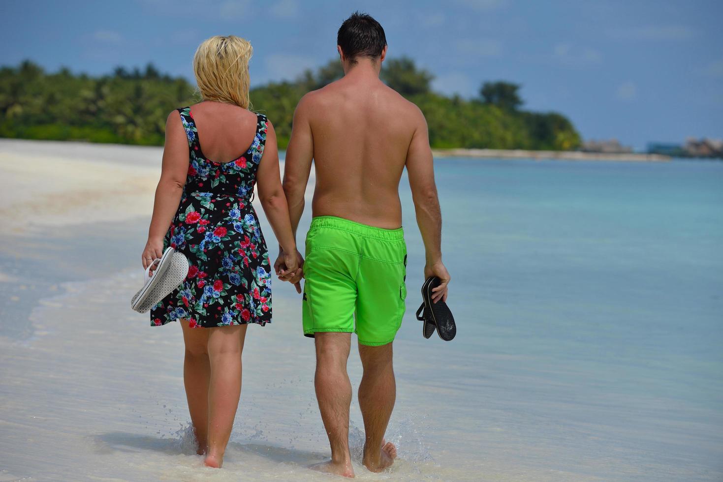 casal jovem feliz nas férias de verão se divertir e relaxar foto