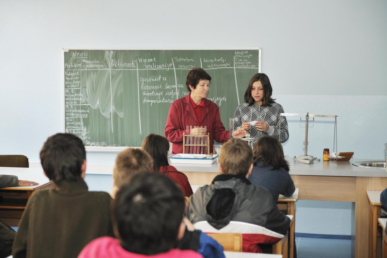 aulas de ciências e química na escola foto