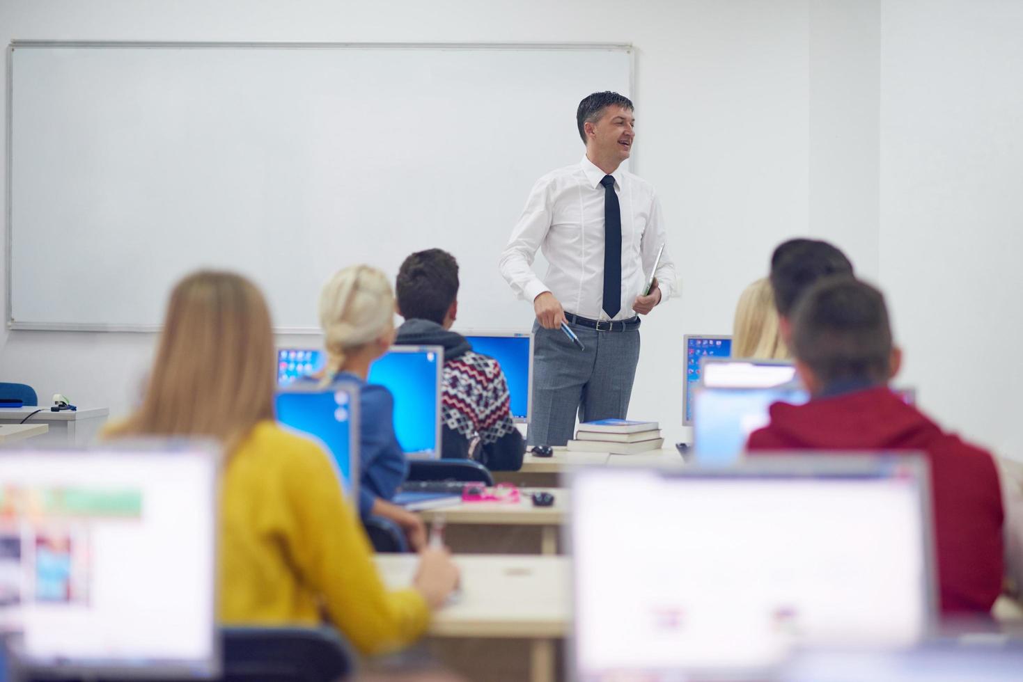 alunos com professor em sala de aula de laboratório de informática foto