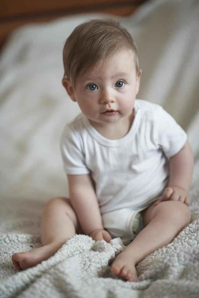 lindo bebê recém-nascido sorrindo foto